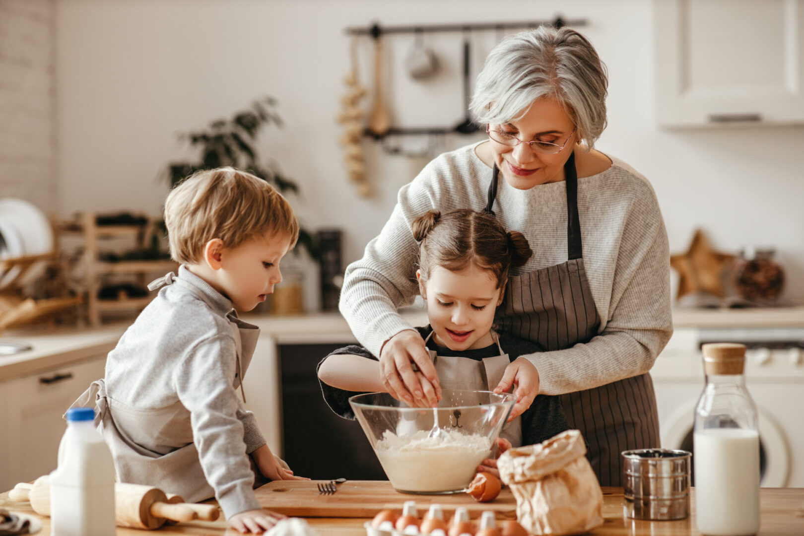 Happy,Family,Grandmother,And,Grandchildren,Cook,In,The,Kitchen,,Knead